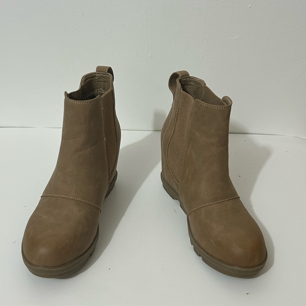 Athlefit Women's Wedge Booties
Khaki Size 7 with Heel
Comfortable Ankle Boots - Picture 6 of 8